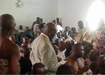 ‘We are sorry’- NPP big shots kneel before Asantehene