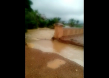 Drivers take advantage of collapsed bridge to increase transport fare by 100%