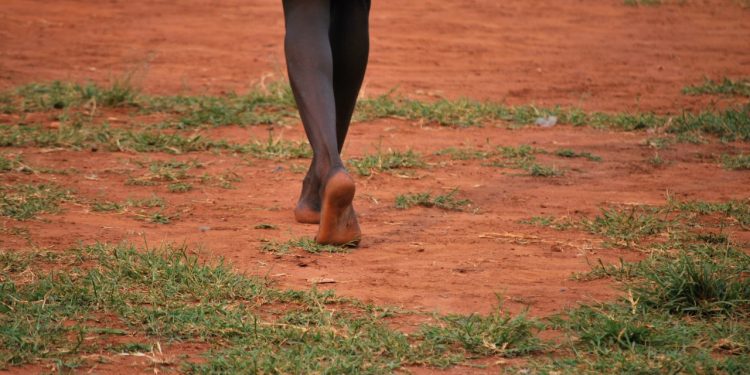 10 Amazing Health Benefits of Walking Barefoot