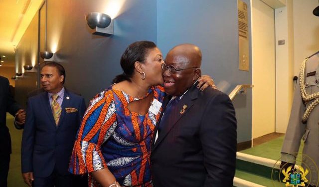 Isn’t my wife beautiful? – Nana Addo asks traders in Kumasi