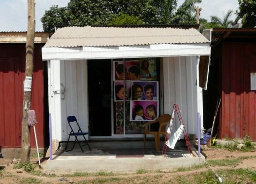Thief uses a brilliant technique to rob a hairdresser and her apprentices in Kumasi