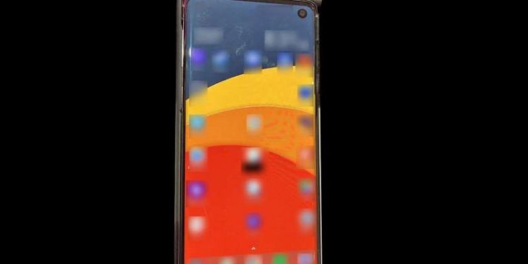 Galaxy S10 leak reveals a hole-punch display and thinner bezels