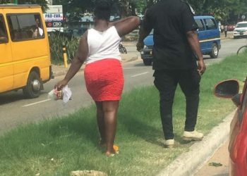 Policeman forces woman to collect street garbage for littering