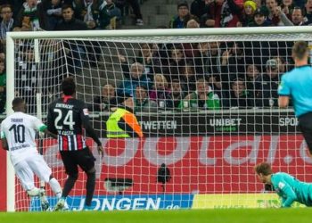 Monchengladbach beat Eintracht Frankfurt to go top of Bundesliga