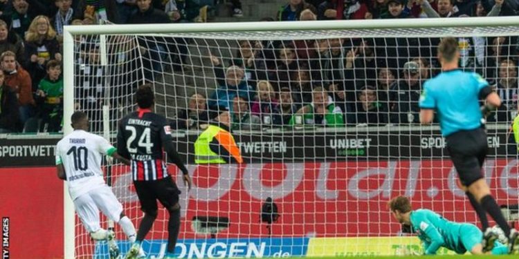 Monchengladbach beat Eintracht Frankfurt to go top of Bundesliga