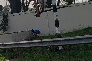 Man takes a shit in front of Flagstaff House