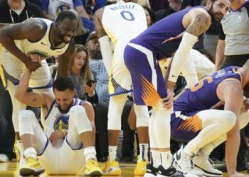 Stephen Curry: Golden State Warriors guard suffers broken hand after fall