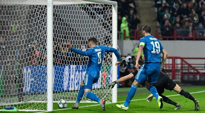 Juventus score injury-time winner to reach last 16