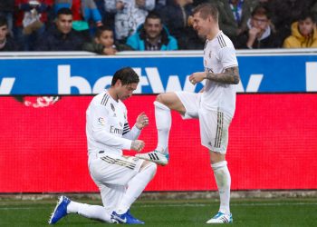 Real Madrid beat Alavez to go top of La Liga