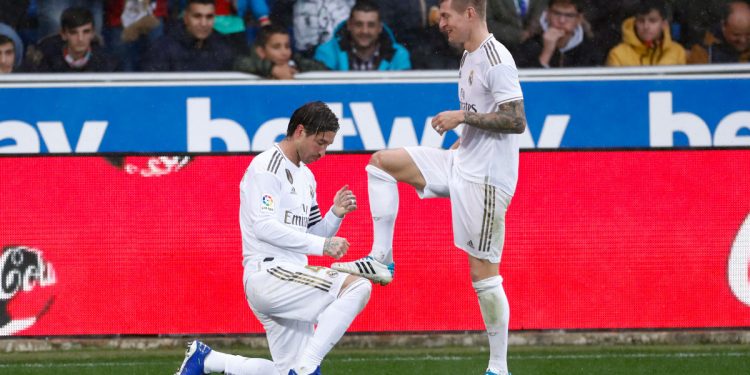 Real Madrid beat Alavez to go top of La Liga