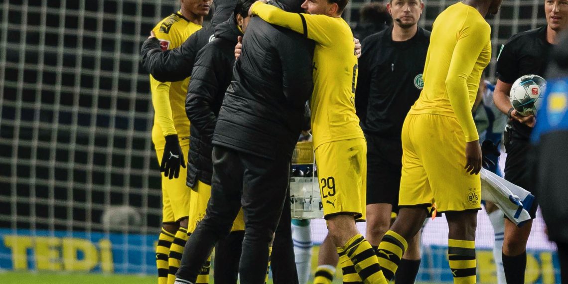 10-man Dortmund beat Hertha Berlin