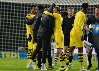 10-man Dortmund beat Hertha Berlin