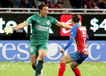 Video: Chivas goalkeeper scores inside his box