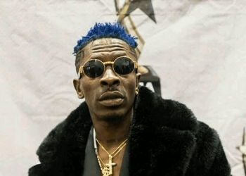 Shatta Wale dashes his 4syte TV’s Most Popular Song Award to Stonebwoy
