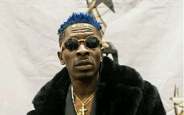 Shatta Wale dashes his 4syte TV’s Most Popular Song Award to Stonebwoy