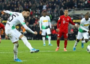 Bayern beaten by leaders Monchengladbach