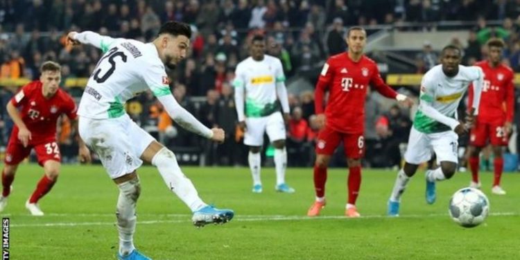 Bayern beaten by leaders Monchengladbach