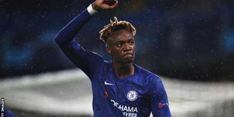 Chelsea hold on to reach Champions League last 16