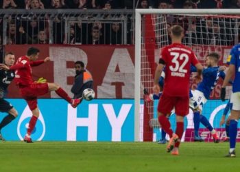 Lewandowski helps Bayern thrash Schalke