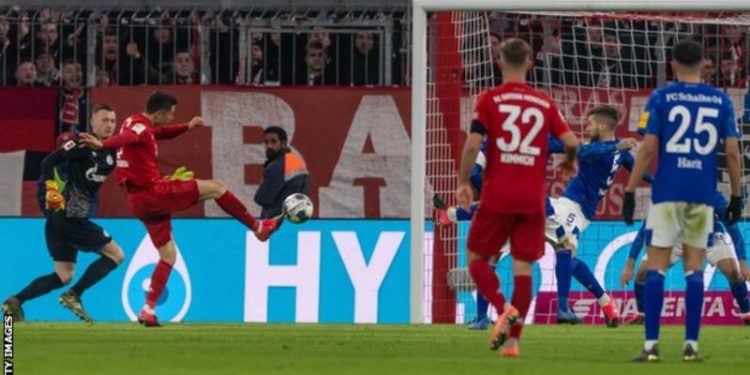 Lewandowski helps Bayern thrash Schalke