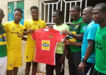 Asante Kotoko players present signed jersey to Baba Yara stadium shooting victim