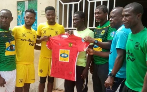 Asante Kotoko players present signed jersey to Baba Yara stadium shooting victim