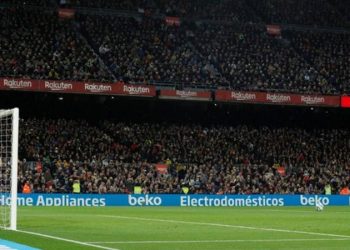 Late Messi penalty takes Barcelona top of La Liga