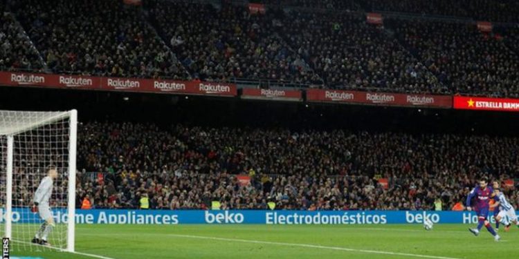 Late Messi penalty takes Barcelona top of La Liga