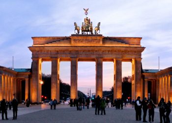 Coronavirus: Germany tightens curbs and bans meetings of more than two