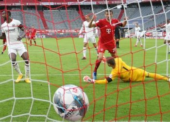 Bayern score 5 to stay 4 points clear