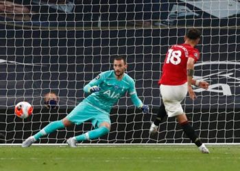 Fernandes scores late in the game to secure Man Utd draw at Spurs