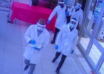 Thieves ‘wearing PPE’ rob supermarket