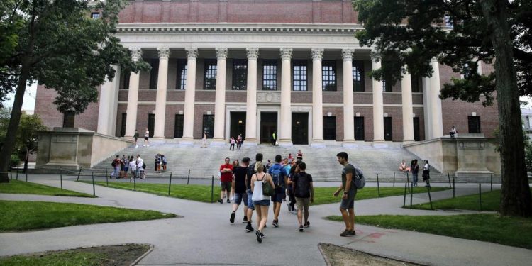 US now says new foreign students can’t enter if courses online