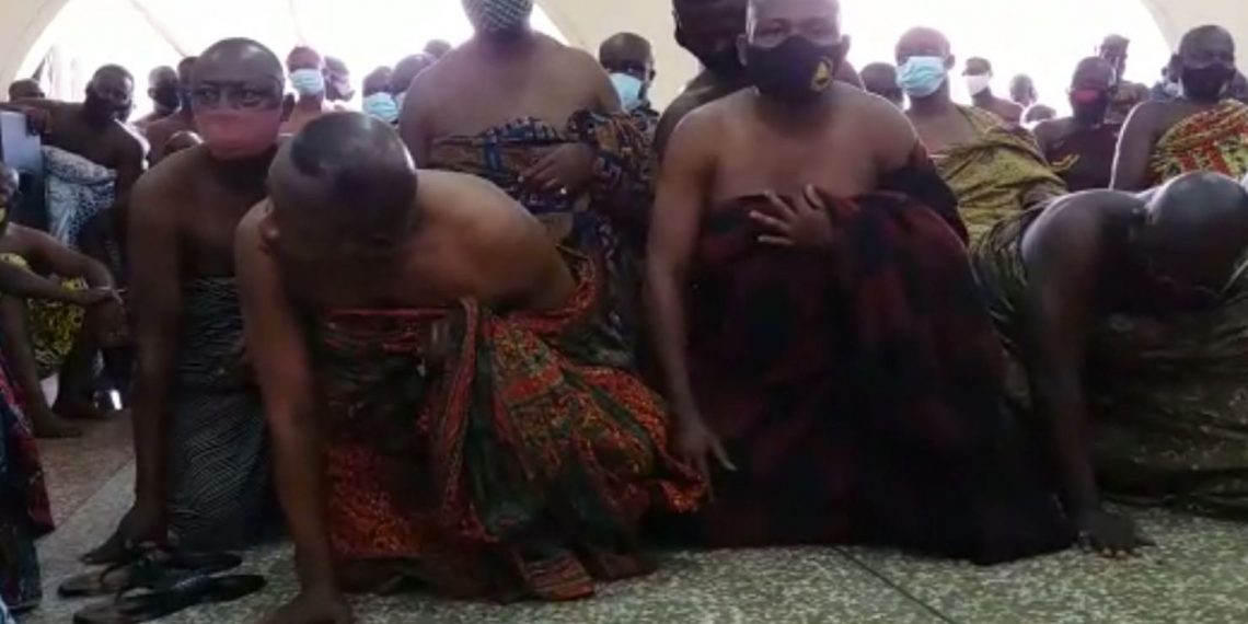 VIDEO: Bantamahene crawls before Otumfuo; faces destoolment over unauthorized land sales