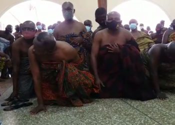 VIDEO: Bantamahene crawls before Otumfuo; faces destoolment over unauthorized land sales