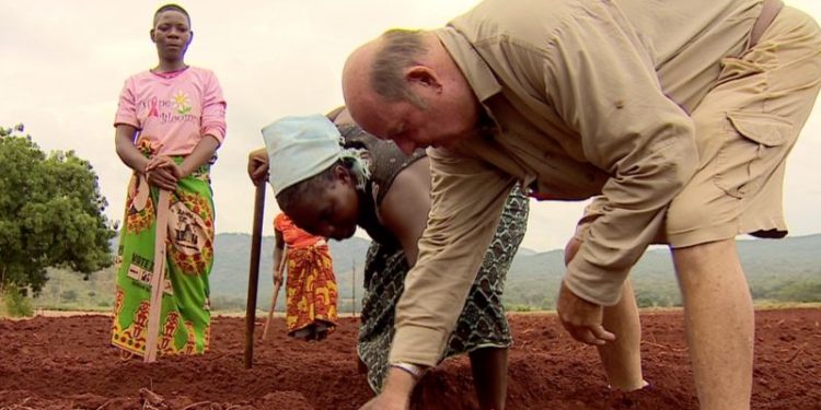Zimbabwe to return land seized from foreign farmers