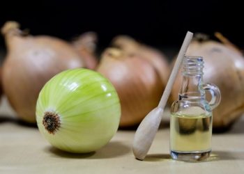 4 simple ways to use onion juice for dandruff