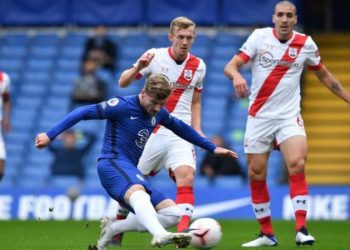 Southampton net late for point in six-goal thriller at Chelsea