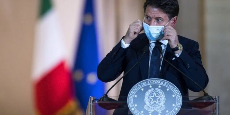 Covid-19: Italy tightens rules after coronavirus cases surge