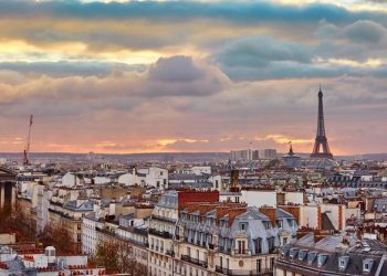 Coronavirus: France extends overnight curfew as cases surge