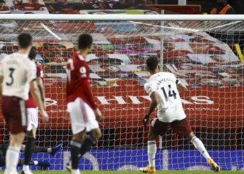 Aubameyang penalty gives Arsenal win at Man Utd in 14 years