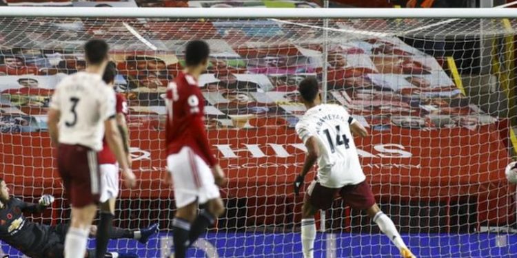 Aubameyang penalty gives Arsenal win at Man Utd in 14 years