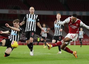 Aubameyang scores twice as Arsenal ease past Newcastle
