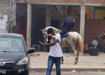 Angolan police tear-gas anti-government protesters