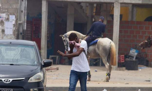 Angolan police tear-gas anti-government protesters