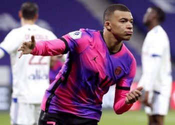 PSG beat Lyon to go top of Ligue 1