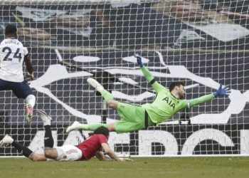 Manchester United come from behind to beat Tottenham