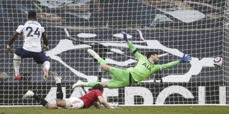 Manchester United come from behind to beat Tottenham