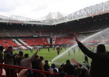 Man Utd fans protest on Old Trafford pitch against owners