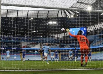 Aguero misses penalty as Chelsea’s late win makes Man City wait for tittle